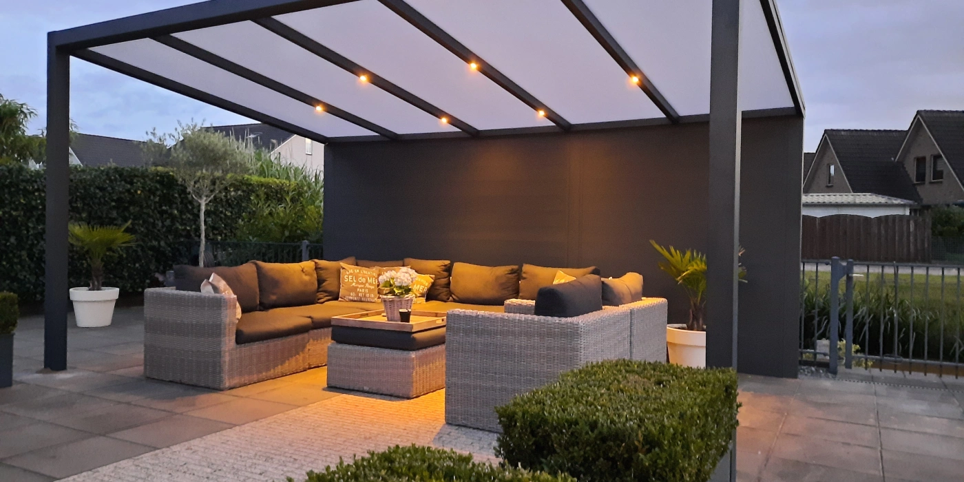 Sfeervolle veranda in nieuwe tuin