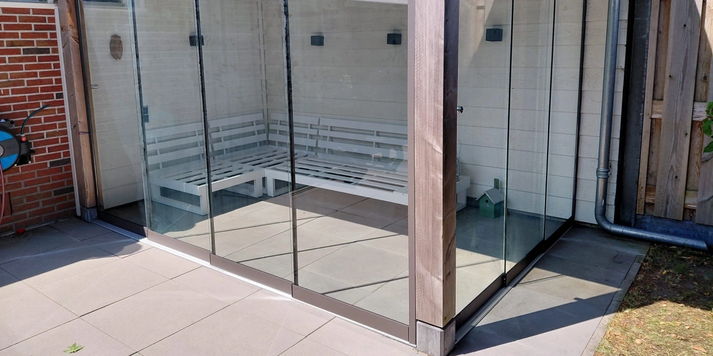 Glasschuifwanden geplaatst in bestaande houten overkapping te Hardenberg