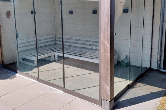 Glasschuifwanden geplaatst in bestaande houten overkapping te Hardenberg