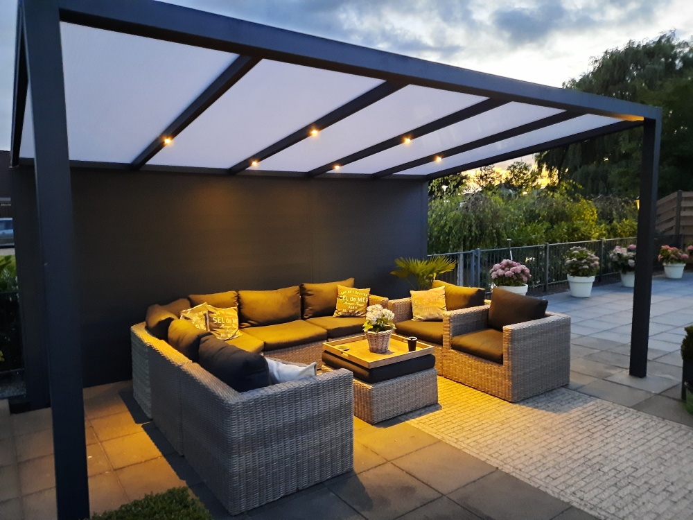 Veranda in sfeervolle tuin in Drenthe